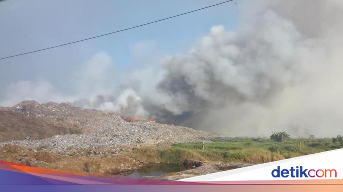 Update Kebakaran TPA Jatiwaringin: Api Belum Padam, Petugas Terkepung Asap