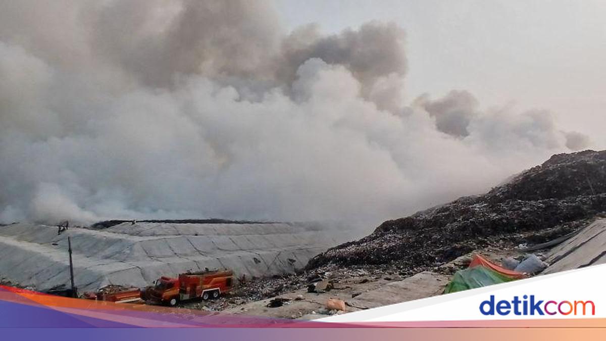 Ngerinya Kebakaran TPA Jatiwaringin hingga Sehari Semalam
