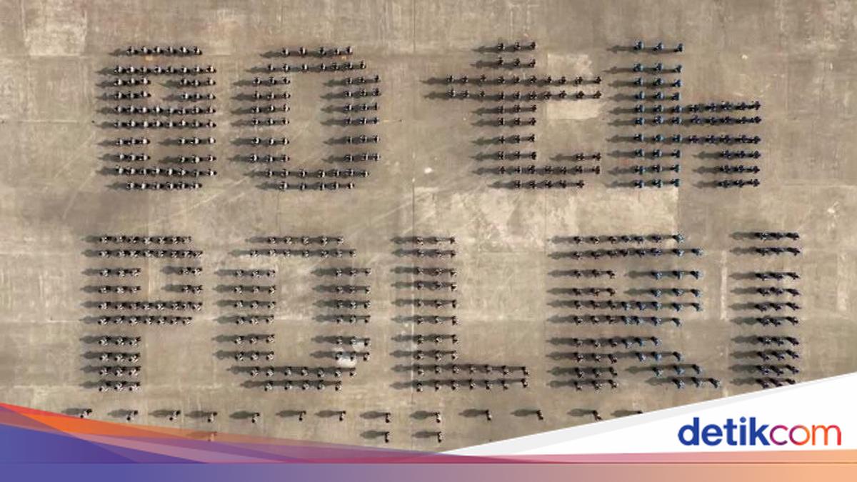 Melihat Harmoni Peragaan Kolone Senapan '80 Tahun Polri' di Hari Bhayangkara