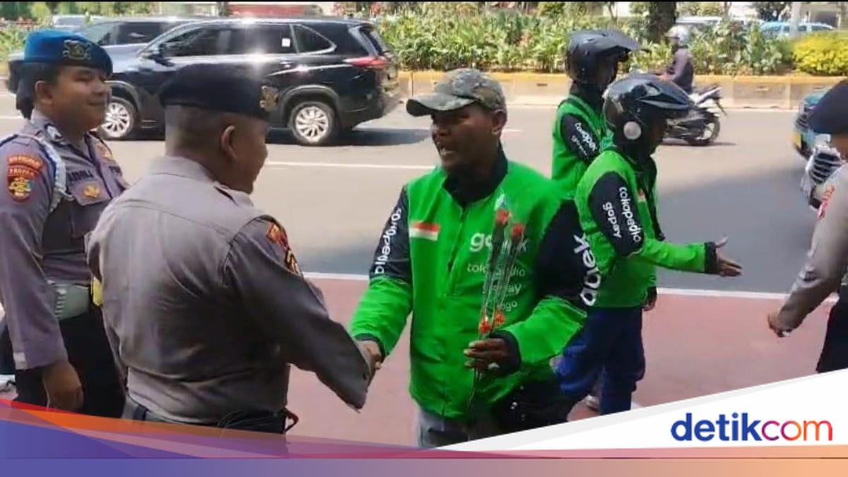 Komunitas Ojol Beri Bunga ke Polisi di Jakpus Saat Hari Bhayangkara Ke-80