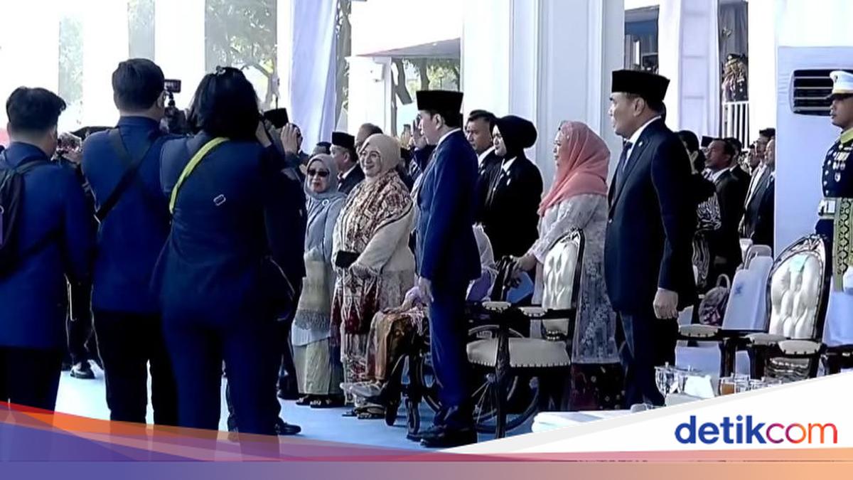 Momen Prabowo dan Jokowi Saling Hormat di Peringatan Hari Bhayangkar…