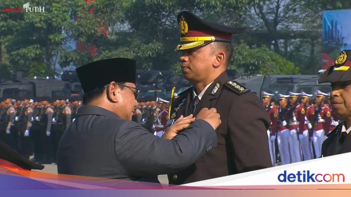 Prabowo Sematkan Penghargaan Bintang Bhayangkara Nararya ke 3 Personel Polri