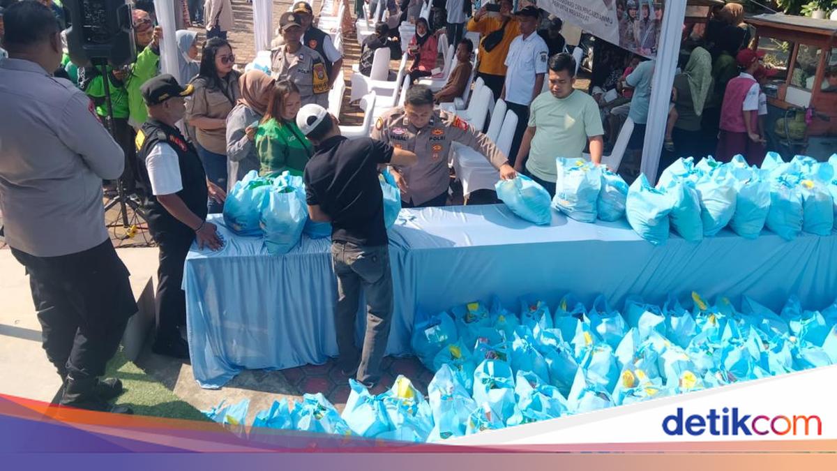 Hari Bhayangkara Ke-80, Polisi Bagikan Sembako untuk Warga Cisauk Tangsel