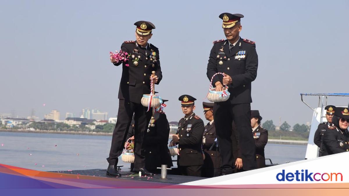 Peringati Hari Bhayangkara, Polres Kepulauan Seribu Tabur Bunga di Lautan