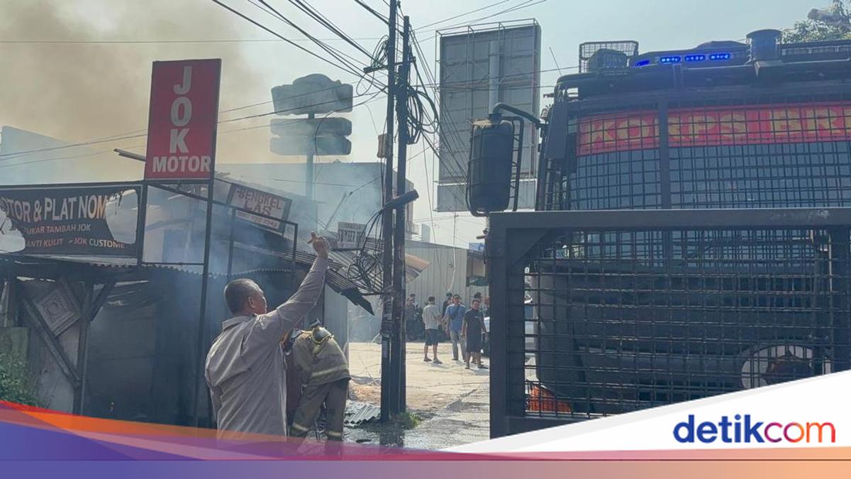 Brimob Kerahkan Water Cannon Bantu Padamkan Kebakaran Kios di Tangsel