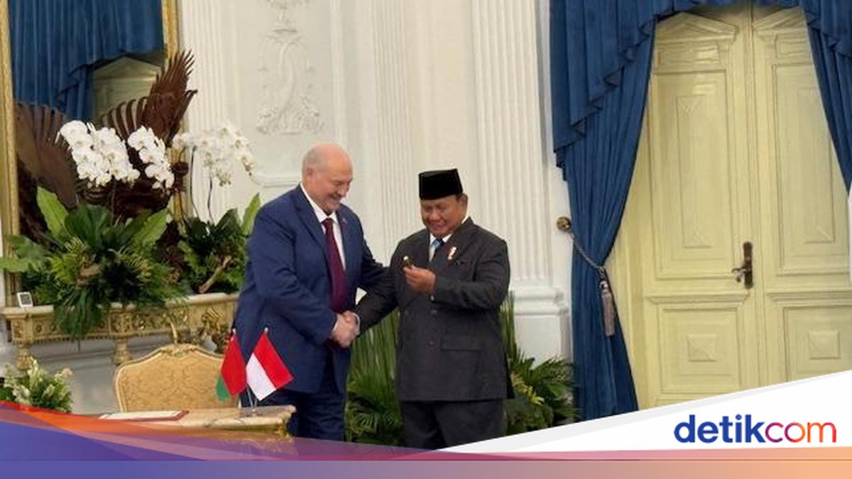 Momen Prabowo Kaget Saat Presiden Belarus Beri Pulpen Usai Isi Buku Tamu