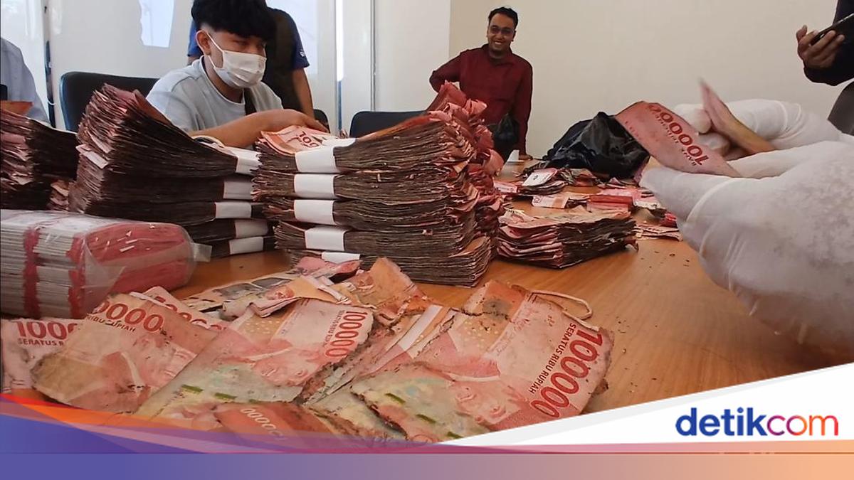 Uang Rp 1,54 M Rusak Terendam Banjir Rob, Ida Ganti di BI Tegal untuk Kuliah Anak