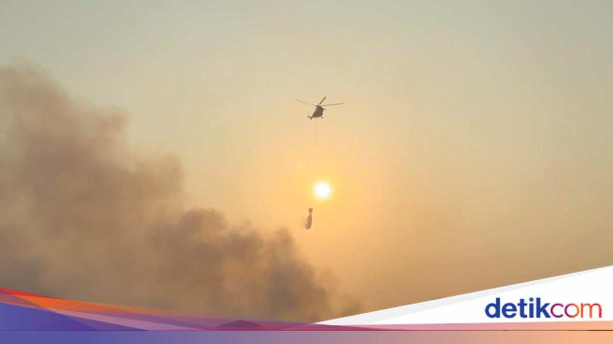 2 Heli Water Bombing Dikerahkan Padamkan Kebakaran TPA Jatiwaringin