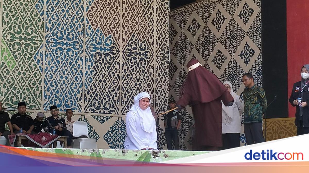 Sejoli di Aceh Dihukum Cambuk 21 Kali Buntut Mesum Saat Live TikTok