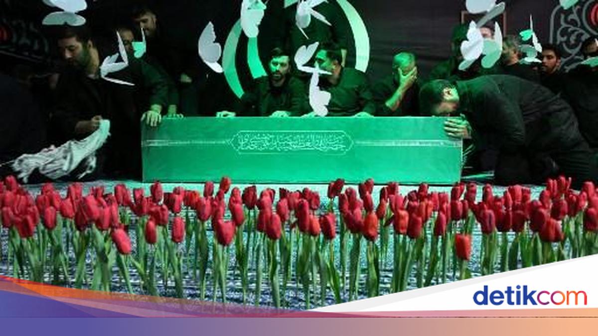 Peti Jenazah Ayatollah Khamenei Ditampilkan, Pelayat di Teheran Menangis Haru