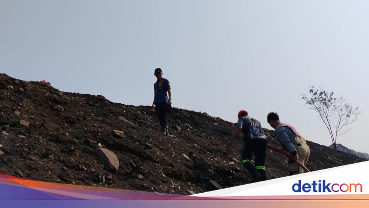 Masih Ada Titik Api di TPA Jatiwaringin, Pemadaman Terkendala Angin Kencang