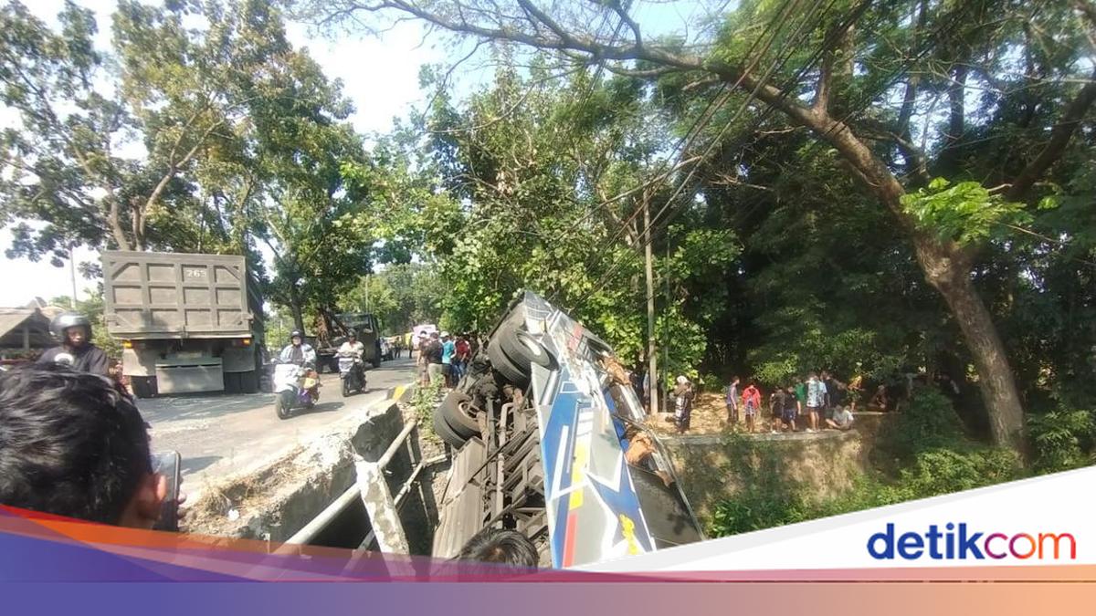 Bus Sugeng Rahayu Terperosok ke Sungai di Nganjuk, Belasan Penumpang Dievakuasi