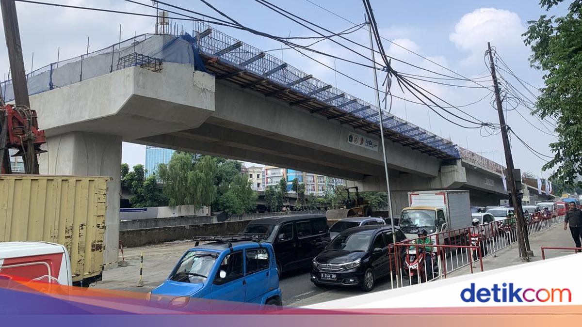Latumenten Jakbar Macet hingga Tengah Malam, Warga Harap Flyover Jadi Solusi