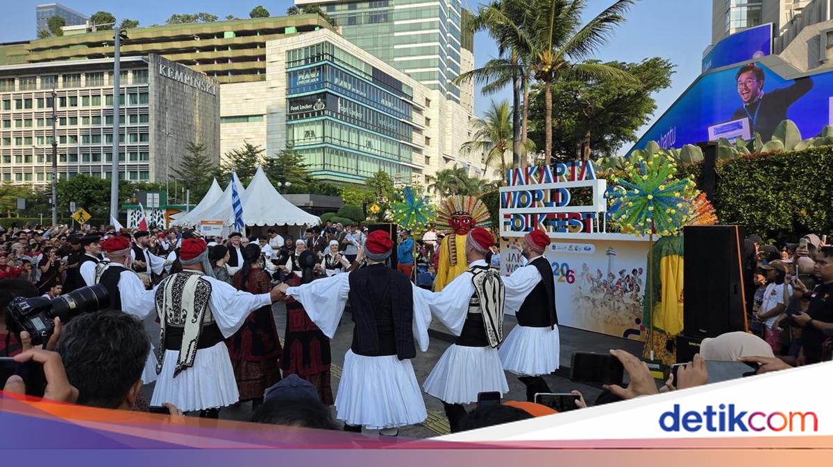 Serunya Warga Lihat Parade Budaya di CFD HI, Ada Tari Syrtos hingga Bandrong