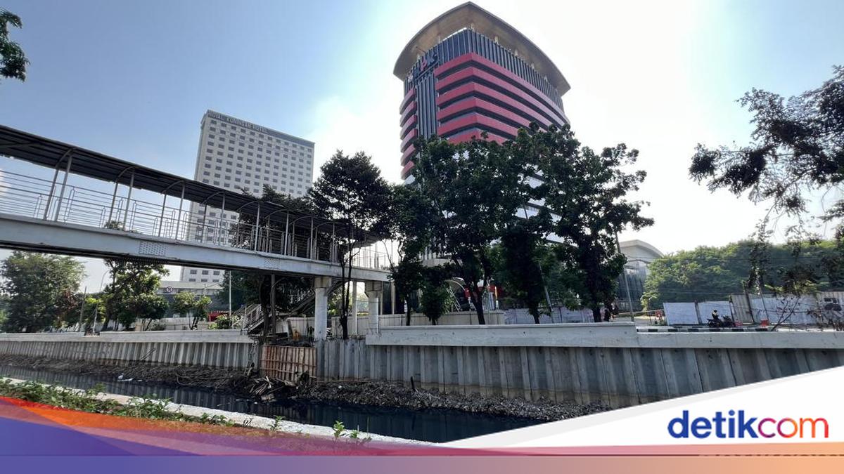 Warga Setuju Jembatan Gembok Cinta di Atas Kali Cideng, Harap Aliran Bersih