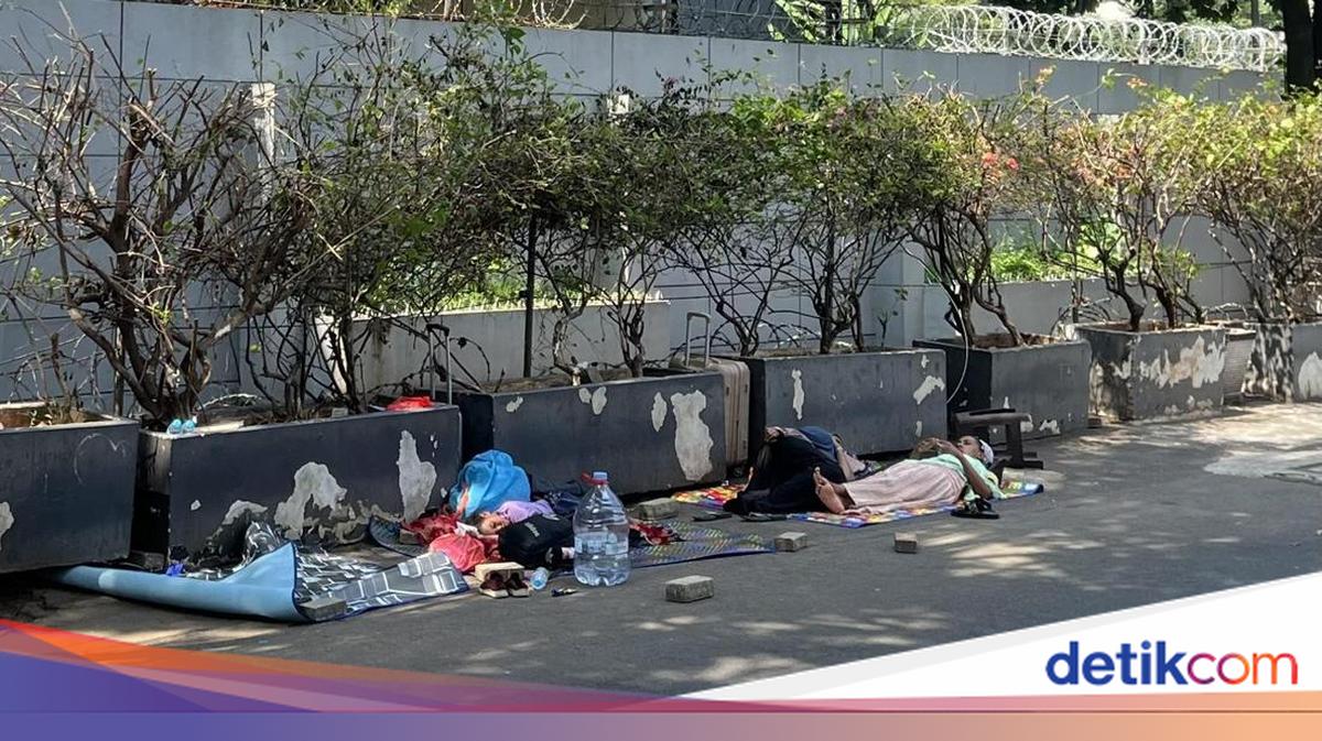 WNA 'Camping' Lagi Dekat Kantor UNHCR Jaksel, Tiduran di Pinggir Jalan