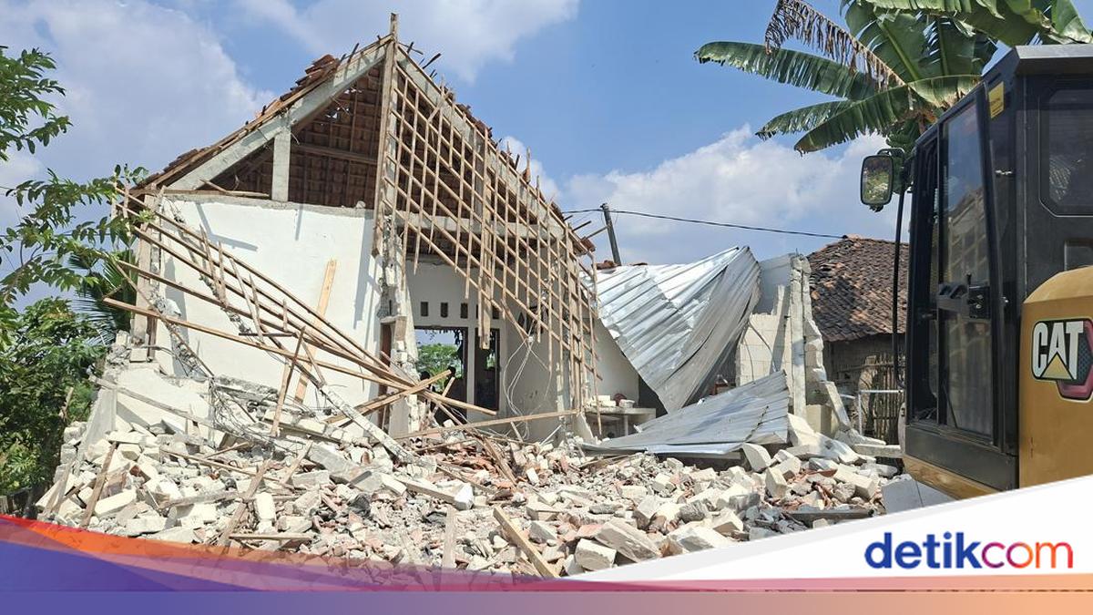 TKW Bojonegoro Robohkan Rumah Hasil Kerja di Hong Kong gegara Suami Selingkuh