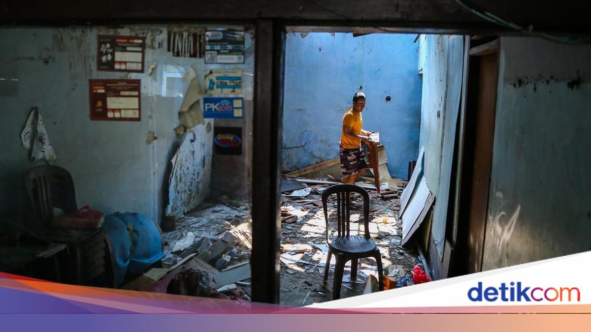 Deretan Rumah di Sisi Rel Pasar Minggu Dibongkar untuk Proyek Jalan Baru