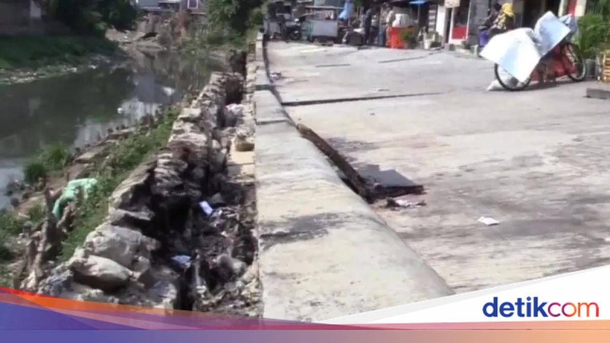 Jalan di Pulogadung Amblas 5 Bulan, Warga Waswas Kerusakan Makin Parah