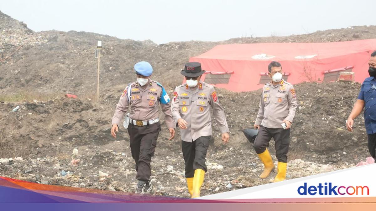 Polisi Patroli Jaga Rumah Sekitar TPA Jatiwaringin yang Ditinggal Evakuasi
