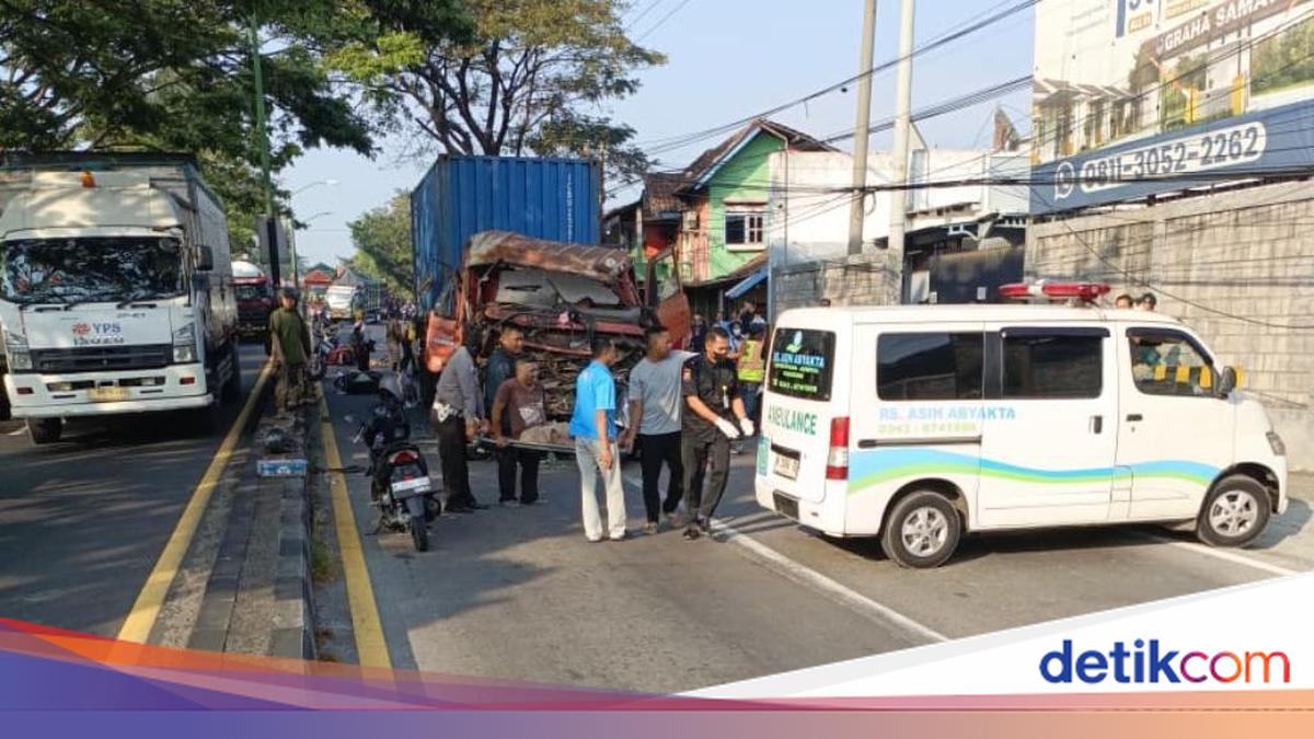 Truk Kontainer Tabrak 5 Motor di Pasuruan, 3 Orang Tewas