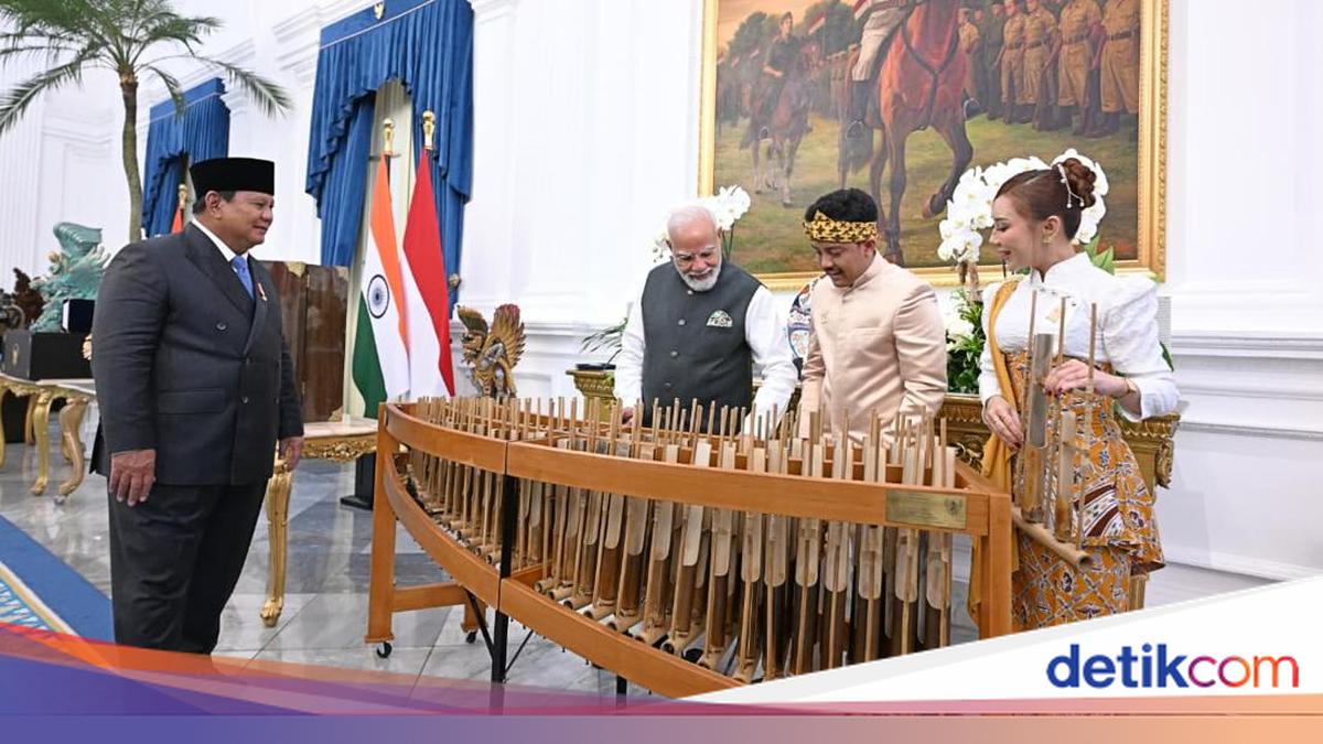 Momen PM India Modi Mainkan Angklung Oleh-oleh dari Prabowo
