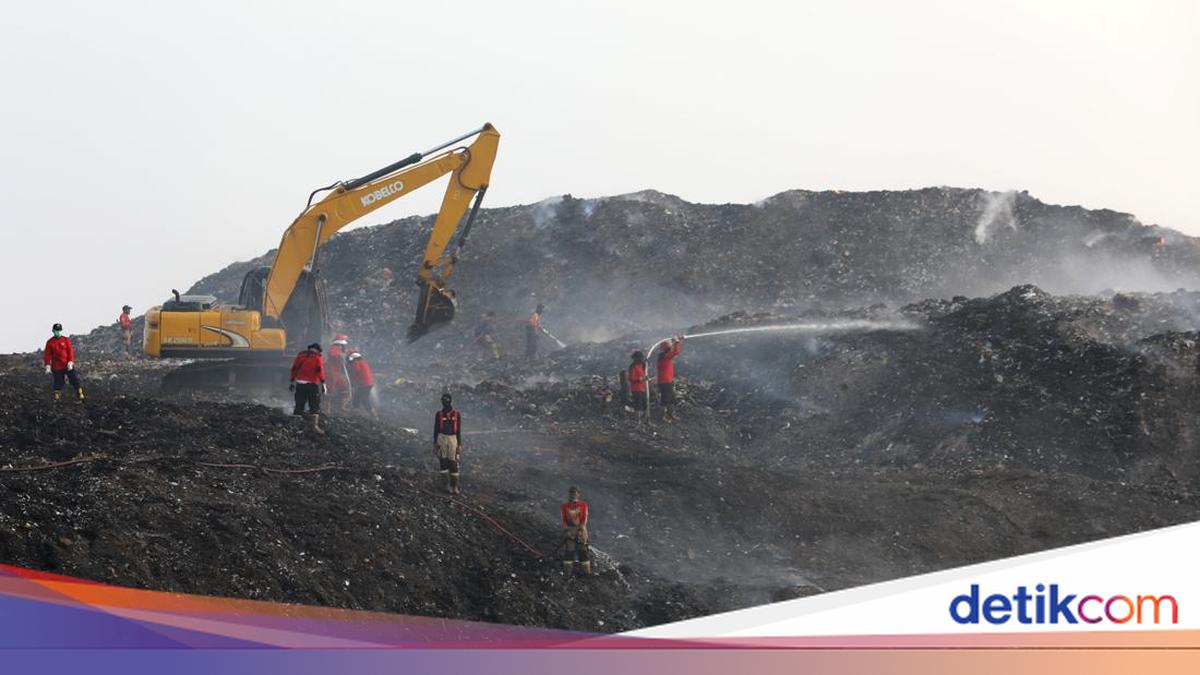 Hari ke-9 Pemadaman Kebakaran TPA Jatiwaringin, 49% Lahan Padam