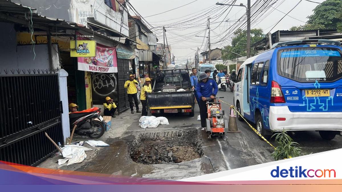 Petugas SDA Ungkap Jalan Assirot Jakbar Amblas Akibat Korosi