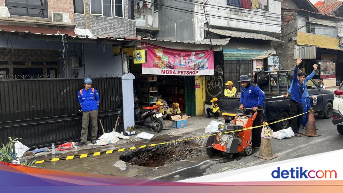 Viral Jalan Assirot Jakbar Amblas, Lubang Cukup Dalam