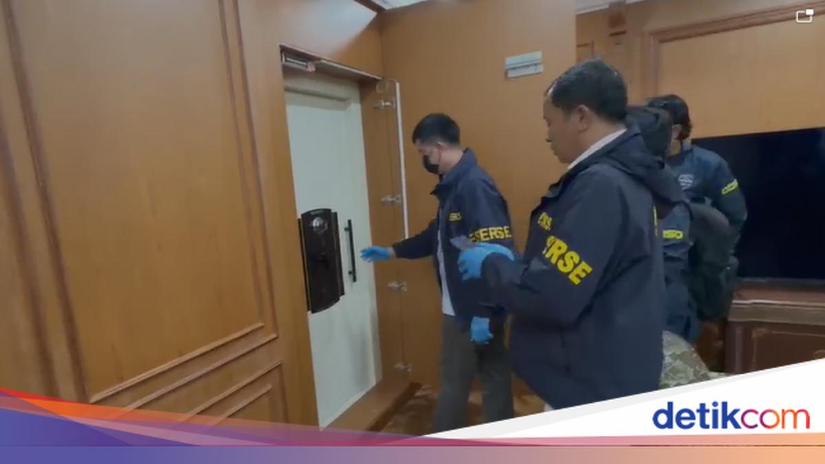 Geledah Rumah di Bogor, Polri Temukan Brankas Besar Tersembunyi di Dinding!