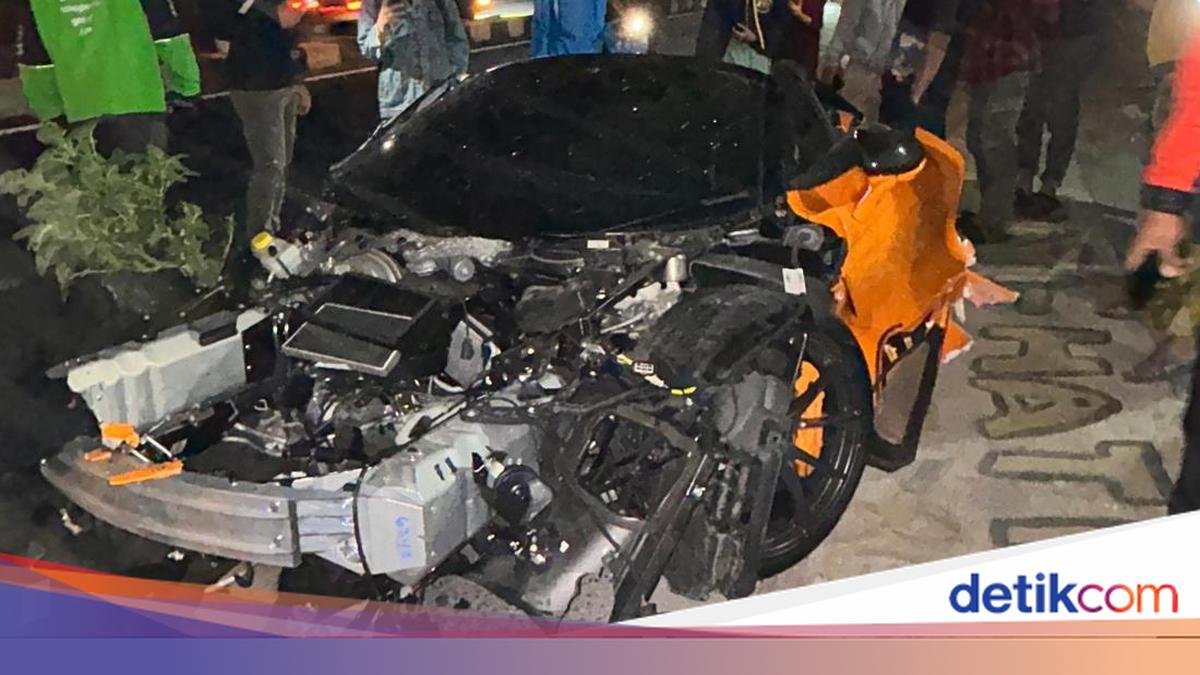 Mobil McLaren Terbelah Dua Usai Tabrak Tiang Listrik di Sukoharjo