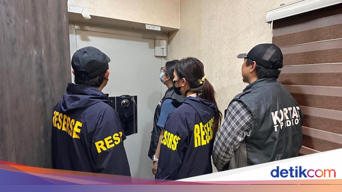 Polisi Temukan Uang USD dan SGD di Brankas Kafe de'Clan, Jumlahnya Fantastis