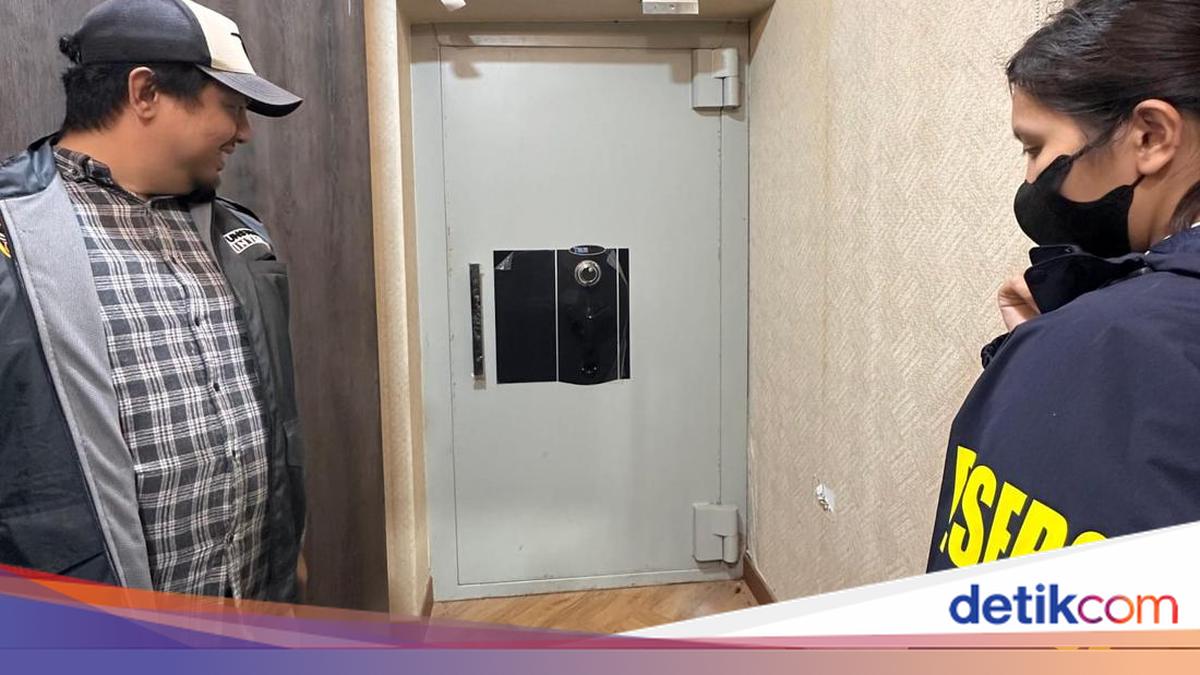 Penampakan Brankas Tertanam di Dinding Kafe de'Clan Saat Digeledah Polisi