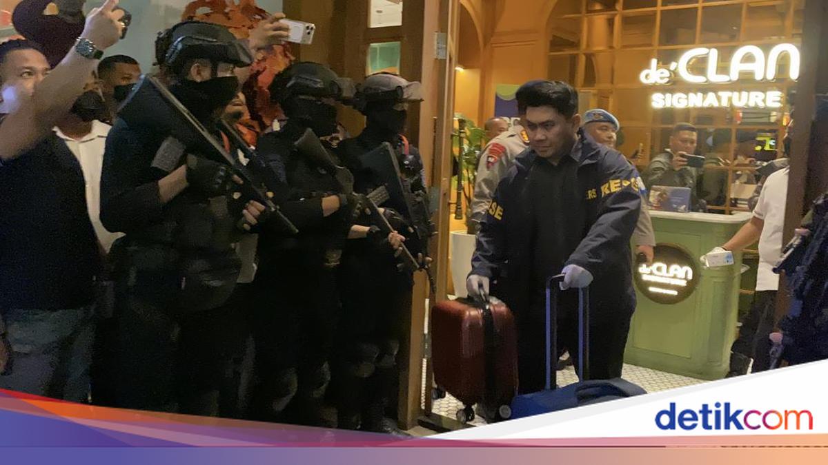 Polisi Sita 4 Koper hingga Brankas saat Geledah Kafe de'Clan
