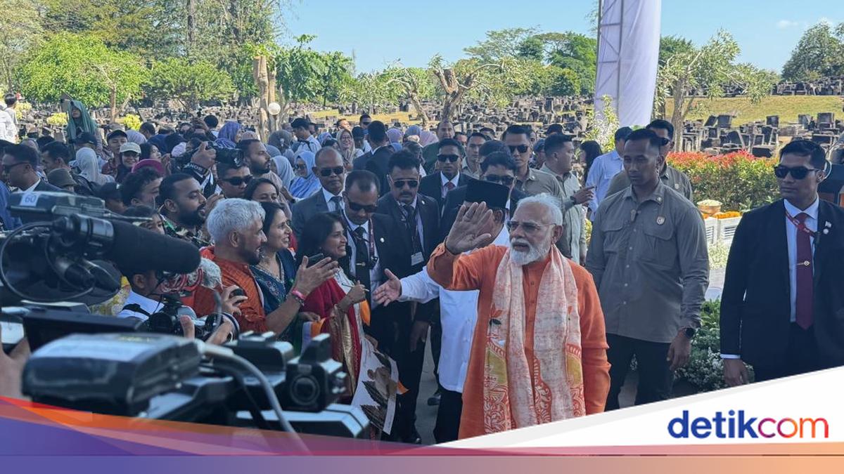 Prabowo-PM India Sapa Warga dan Layani Ajakan Selfie Usai Kunjungi Prambanan