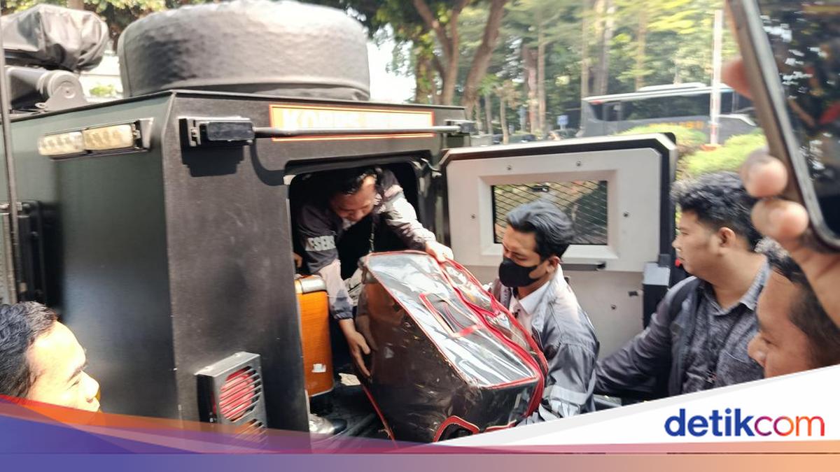 Penampakan Koper Isi 74 Kg Emas Hasil Geledah Rumah Sentul Tiba di Polda Metro