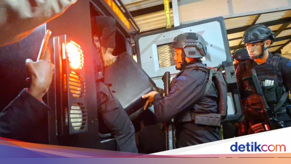 Polisi Bawa 7 Koper Usai Geledah Rumah di Bogor Terkait 3 Kasus Korupsi