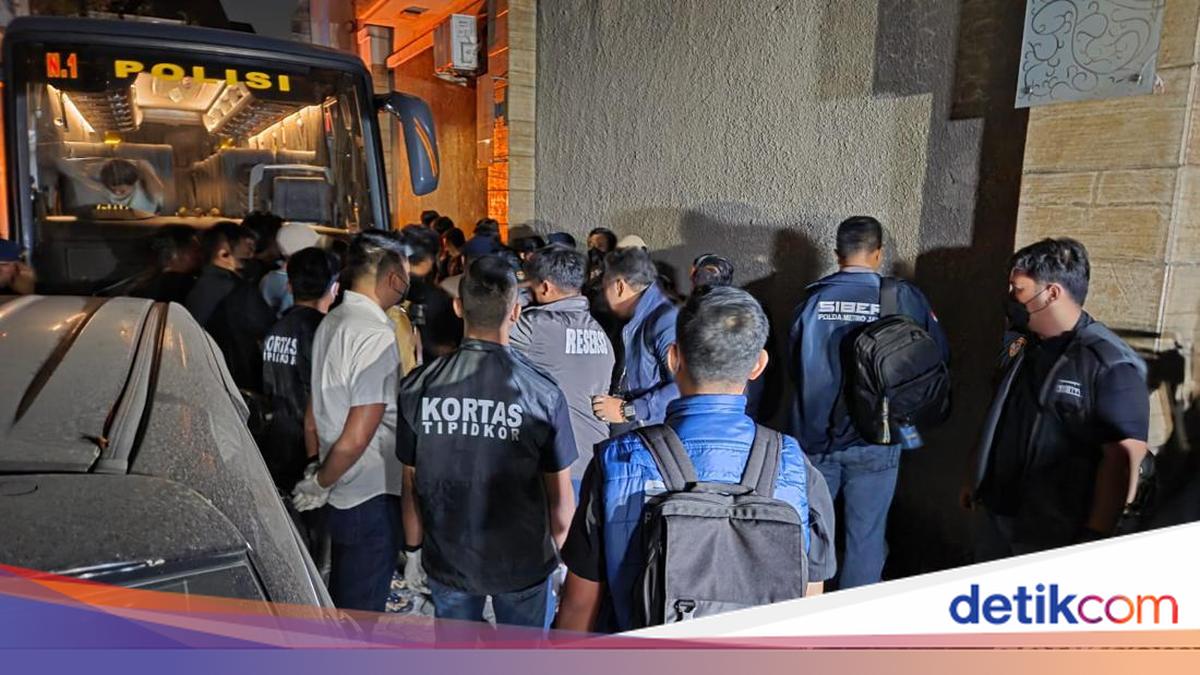 Geledah Ruko di Cipete Jaksel, Polisi Sita Dokumen hingga Komputer
