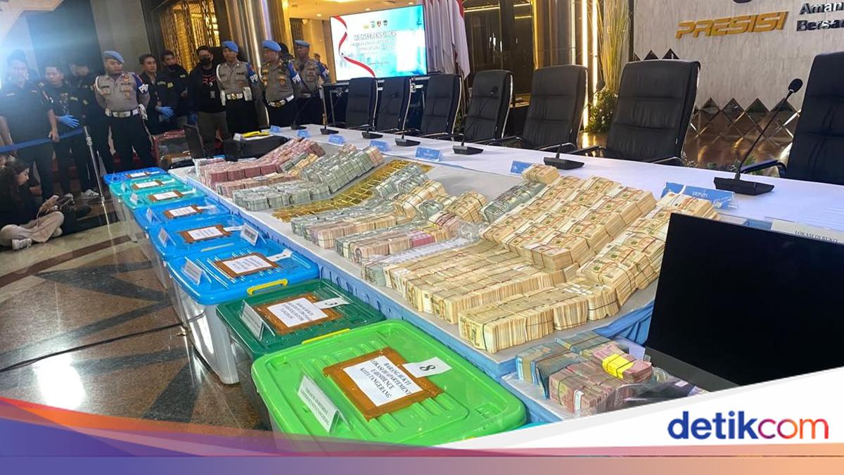 Polisi Sita Foto Keluarga Terkait 3 Kasus Korupsi, Milik Siapa?