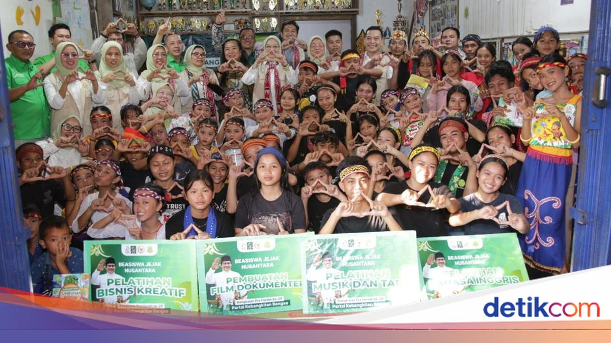 Fraksi PKB MPR Serahkan Beasiswa ke Siswa Sekolah Alam Arus Kualan