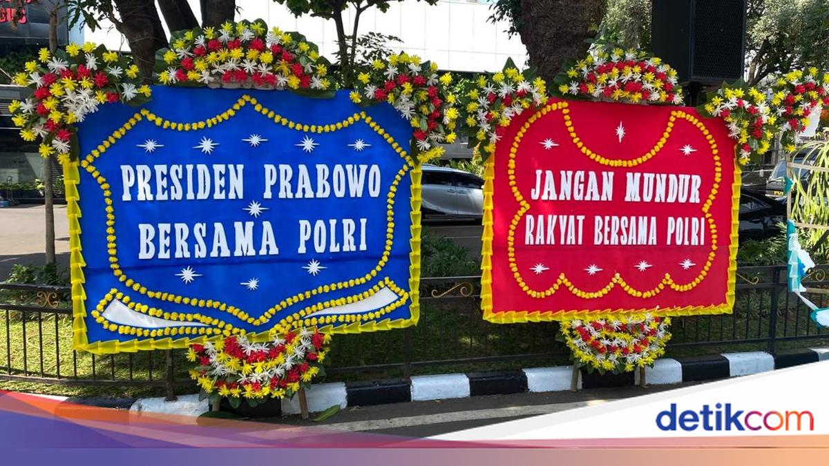 Karangan Bunga Dukung Polri Usut 3 Kasus Korupsi Hiasi Polda Metro Jaya