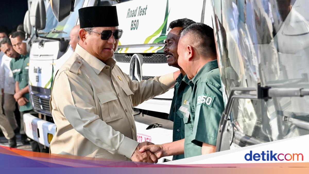 Momen Prabowo Dialog dengan Sopir Truk Saat Tinjau B50 di KM 57 Cikampek