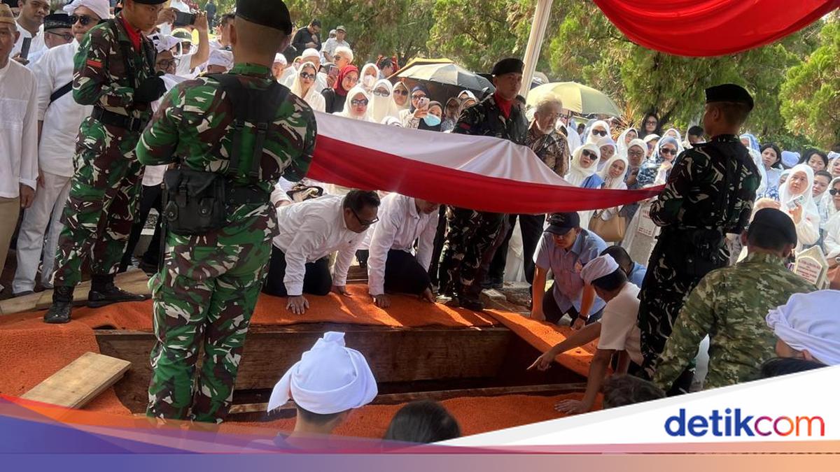 Tangisan Iringi Pemakaman Jenazah Rachmat Gobel di TMP Kalibata