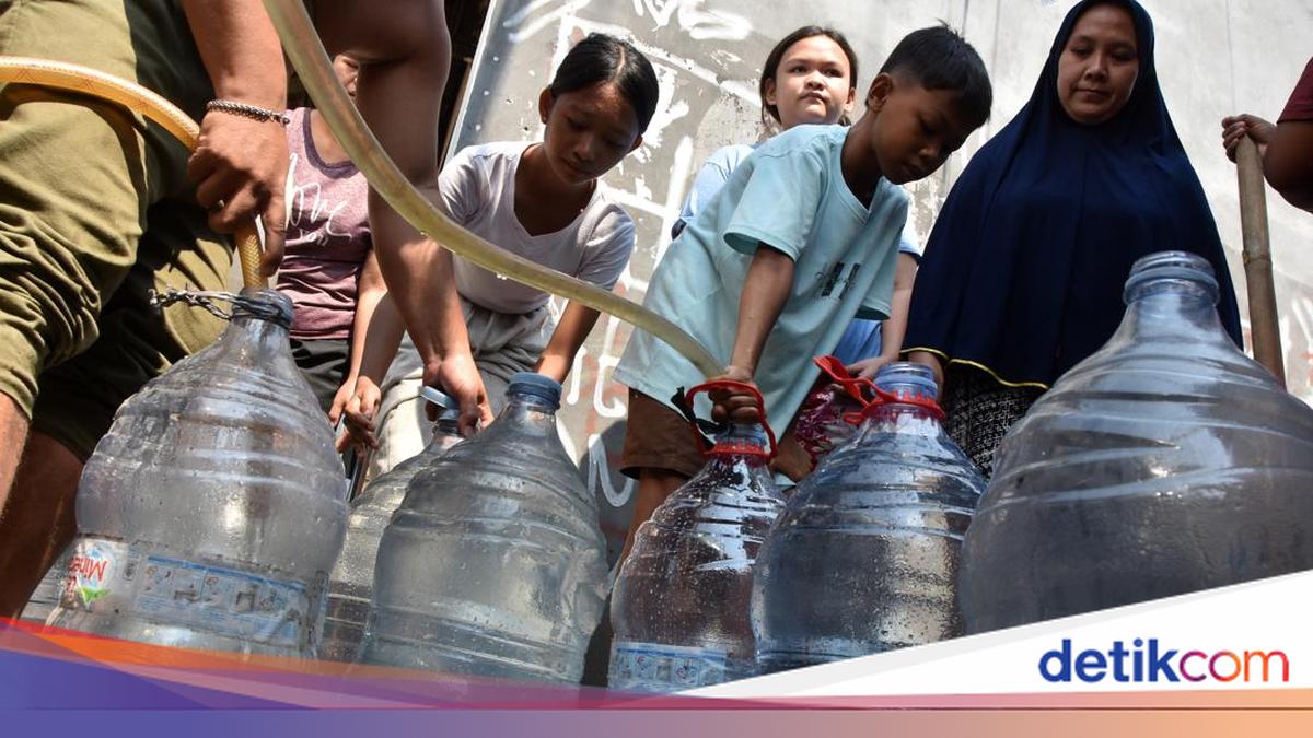 Kekeringan Meluas, Ribuan Warga Jabar Krisis Air Bersih