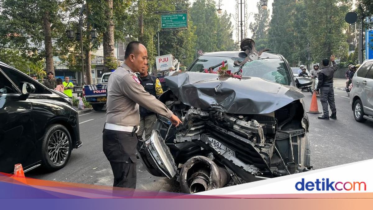 Mobil Isi 7 Penumpang Tabrak Tiang di Dago Bandung, 2 Orang Kabur Usai Kecelakaan