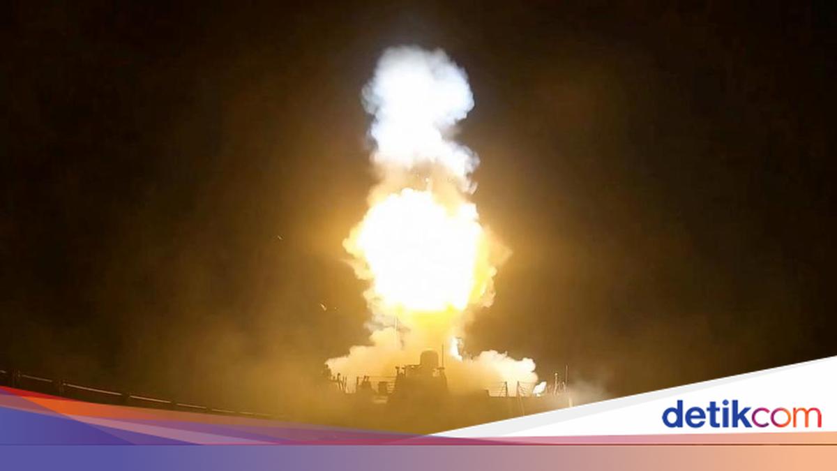 Serangan Iran di Selat Hormuz Bikin Kapal Tanker Putar Balik, Lalu Lintas Turun Drastis