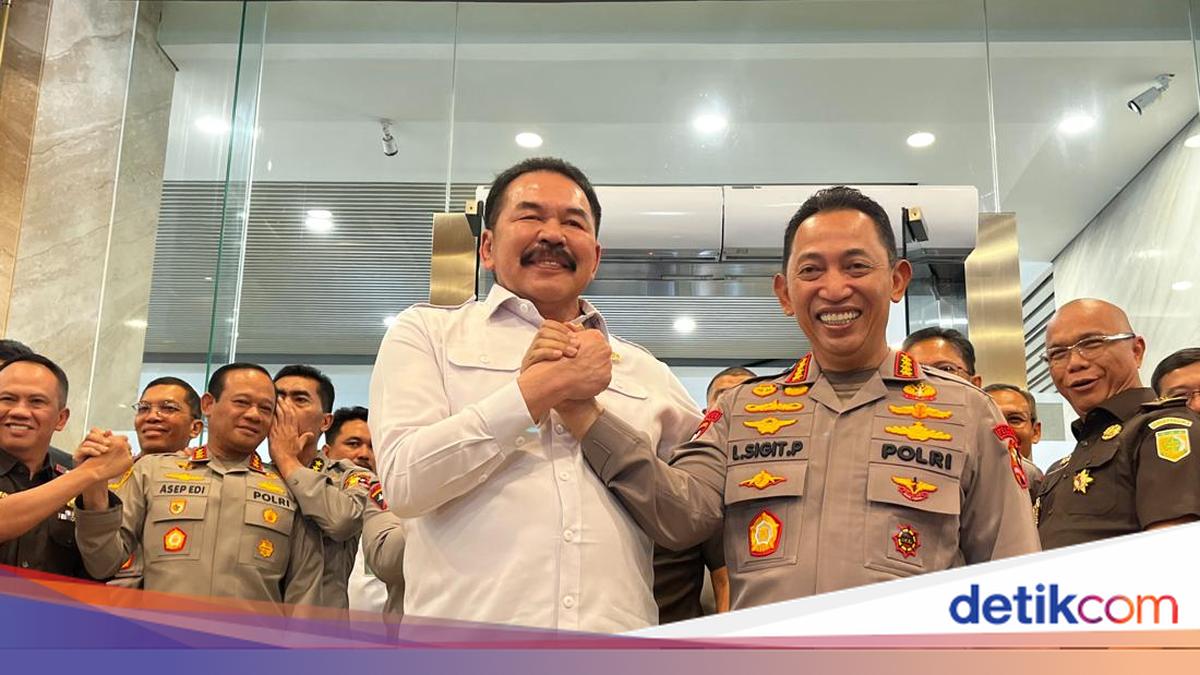 Kehangatan Sinergi Kapolri dan Jaksa Agung Salam Komando di Kejagung