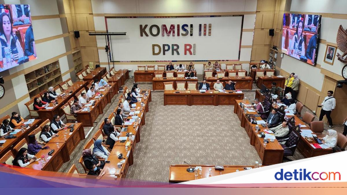 Ibu Santri Lombok Korban Pembakaran Nangis di DPR, Minta Pelaku Dihukum Berat