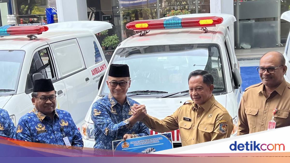 Korpri Serahkan Bantuan 5 Ambulans untuk Daerah Bencana Sumatera ke Mendagri