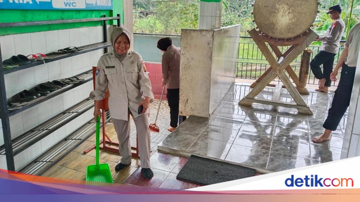 Personel Polres Lubuk Linggau Bersihkan Masjid, Jalankan Program BELIDA